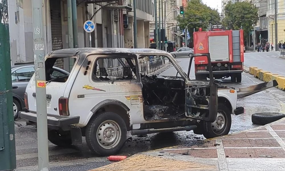 Στις φλόγες «τυλίχθηκε» όχημα στη Βασιλίσσης Σοφίας